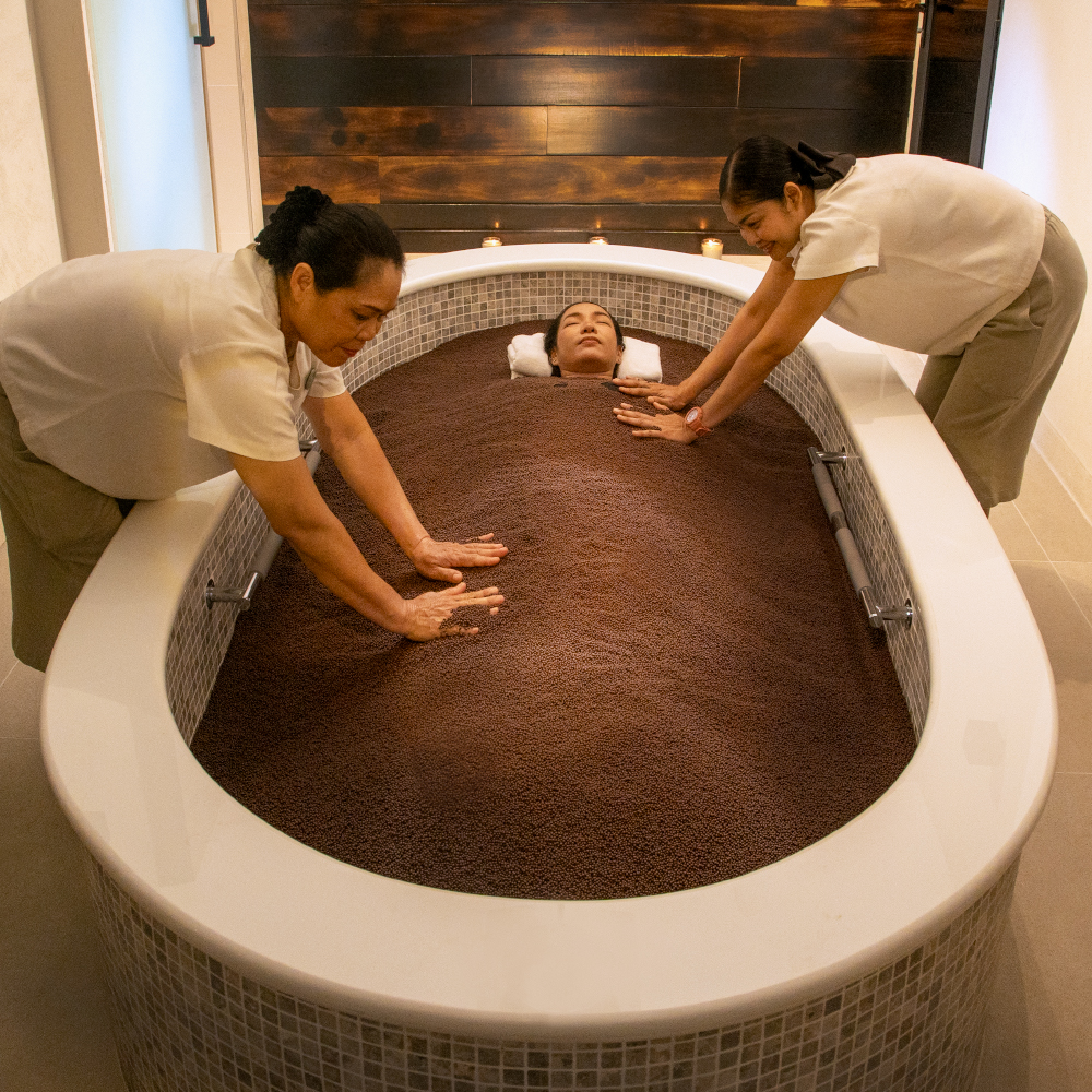 two therapists are happily massaging a customer in the deeply relaxing Japanese lava bath therapy at Amla Aqua - Organic spa & hydrotherpy in Cherngtalay, Phuket